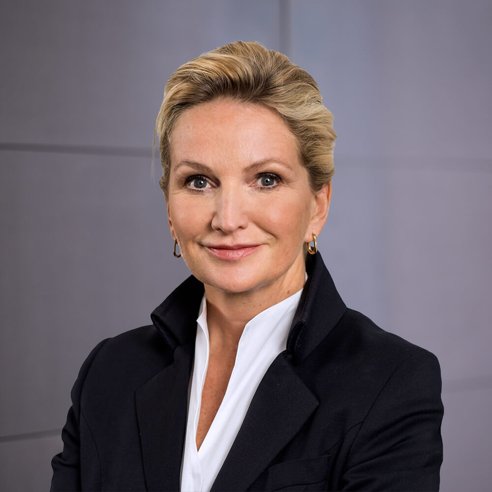 Porträt Bild von Anika Perlewitz, Leiterin Marketing, auf grauem Hintergrund