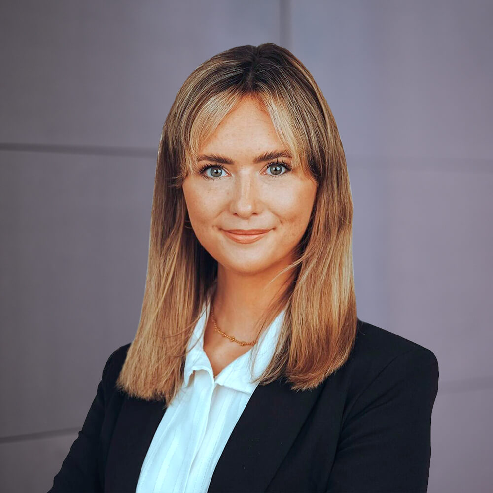 Porträt Bild von Isabell Fischer, HR-Managerin, auf grauem Hintergrund